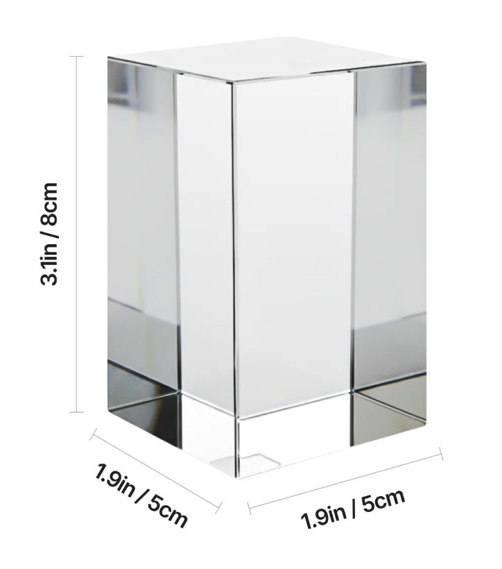 Massiver Kristallglas-Block (50x50x80mm) mit brillanter 3d Innengravur und LED-Sockel