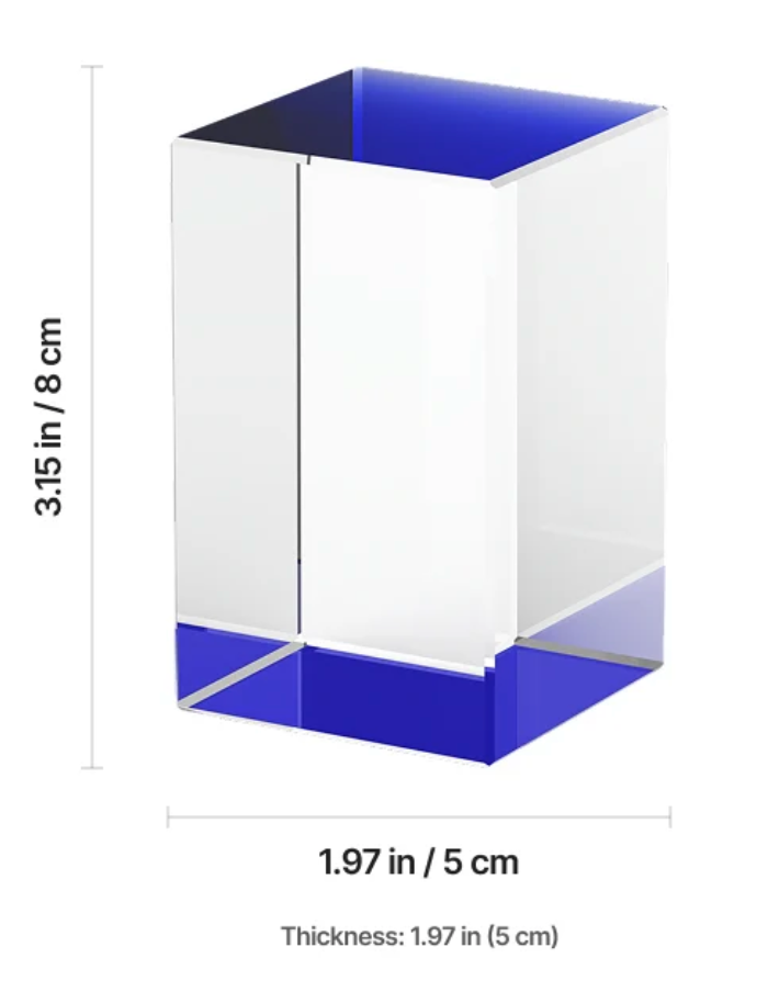 Massiver Kristallglas-Block (50x50x80mm) mit brillanter 3d Innengravur und LED-Sockel