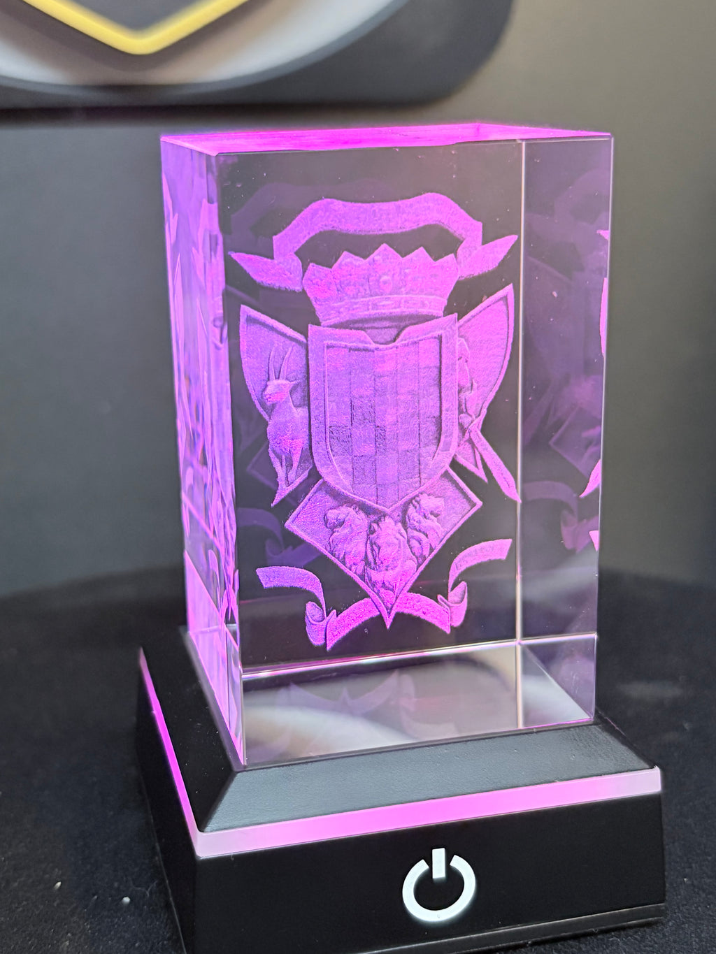 Massiver Kristallglas-Block (50x50x80mm) mit brillanter 3d Innengravur und LED-Sockel