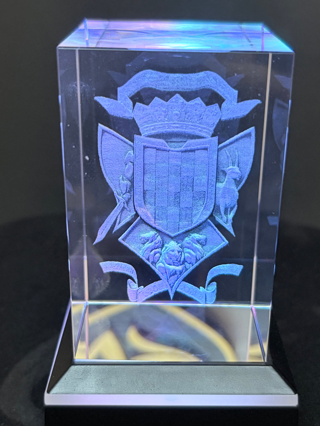Massiver Kristallglas-Block (50x50x80mm) mit brillanter 3d Innengravur und LED-Sockel