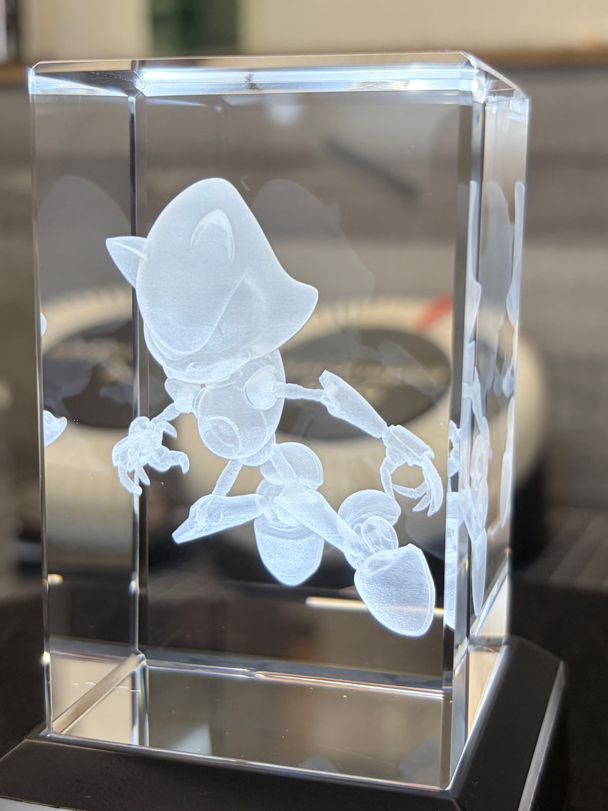 Massiver Kristallglas-Block (50x50x80mm) mit brillanter 3d Innengravur und LED-Sockel