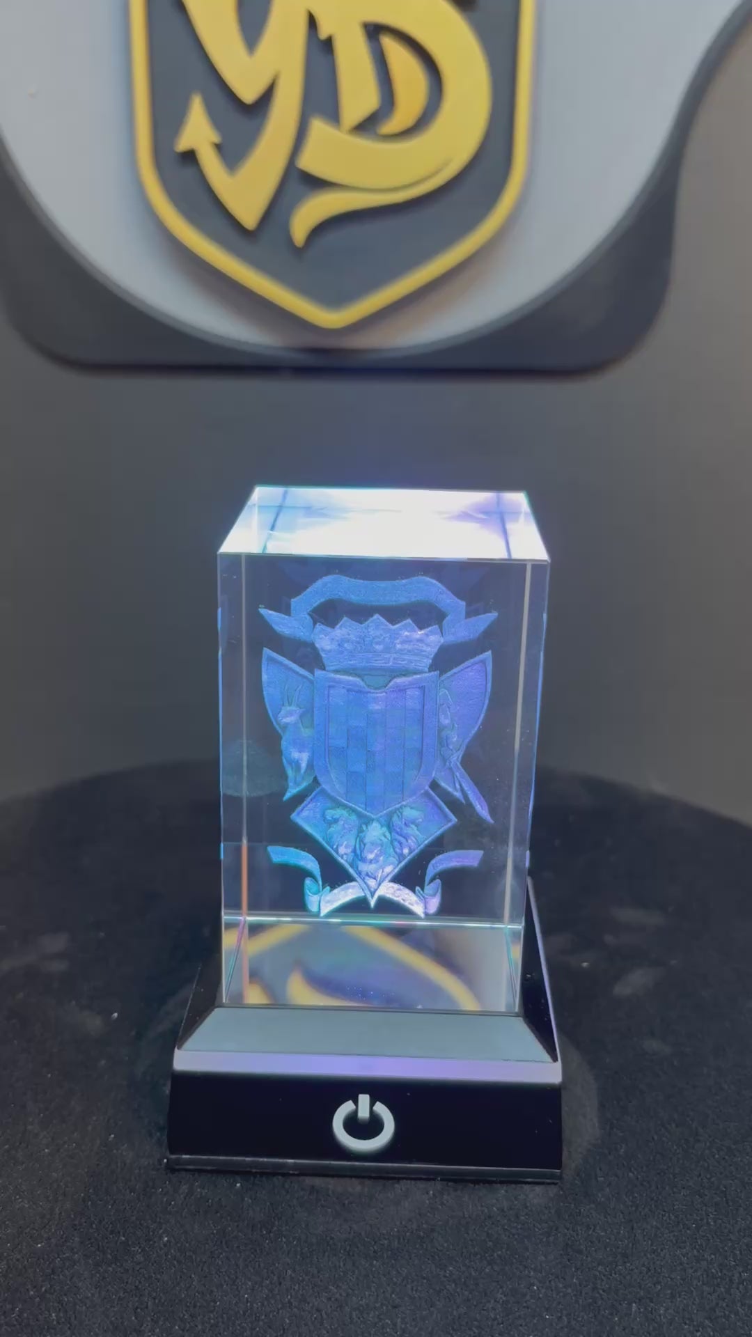 Massiver Kristallglas-Block (50x50x80mm) mit brillanter 3d Innengravur und LED-Sockel